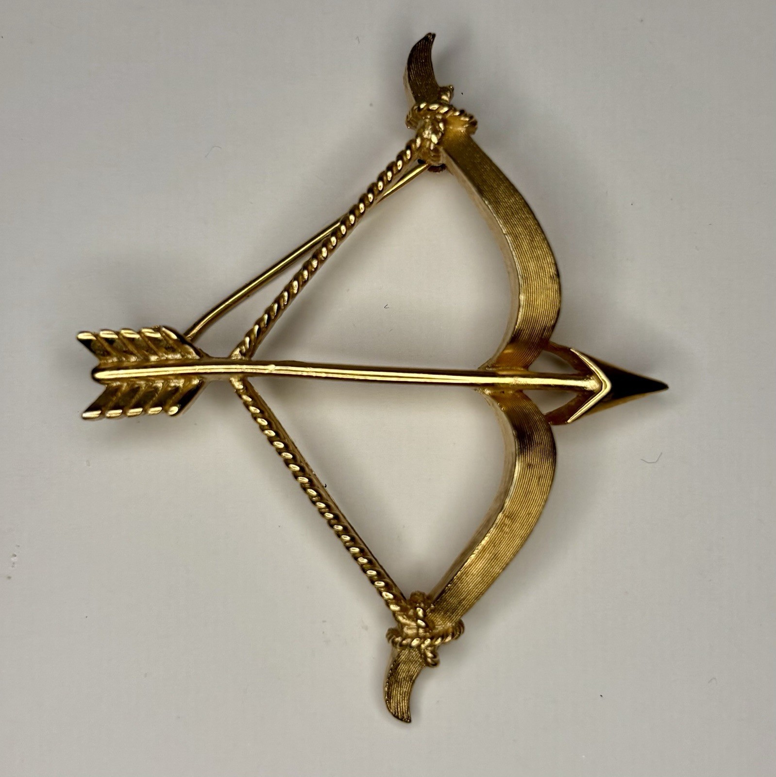 Crown Trifari Signed Vintage Textured Gold Tone Bow & Arrow Brooch Pin