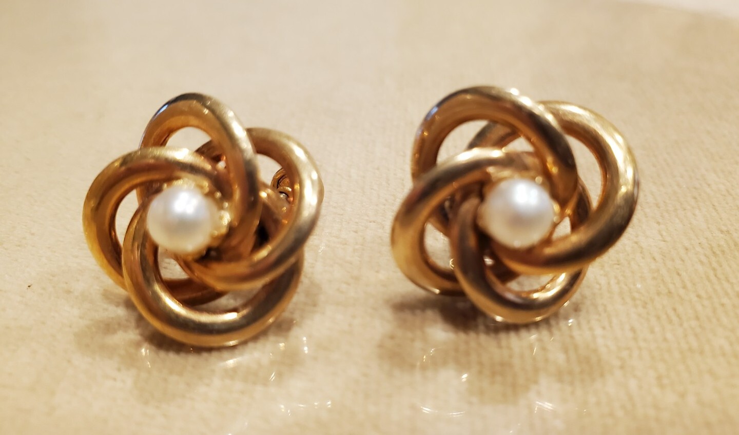 ANTIQUE MARVELLA GOLD FILLED SCREW BACK KNOT EARRINGS W/CULTURED PEARLS