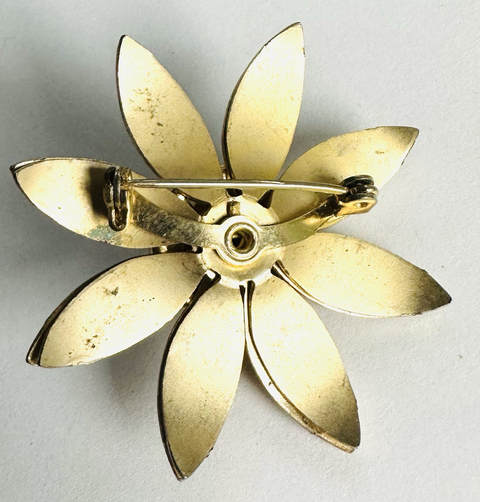 VTG Vivid Green Rhinestone Brooch Flower Pretty Rhinestones Gold Tone