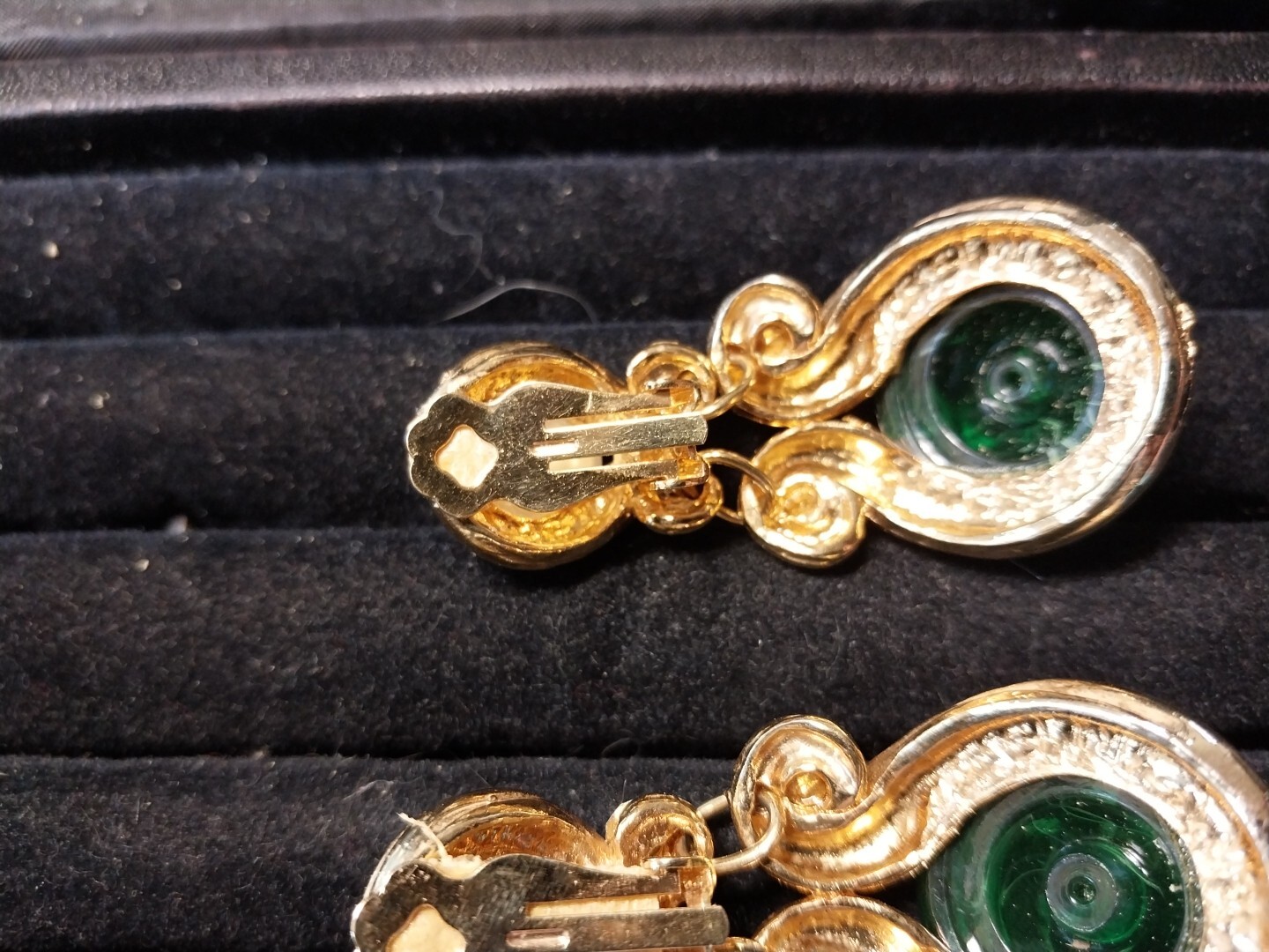 Vintage Grosse Gold Tone Gripoxi Swirled White & Green Cabs Mogul Drop Design A8