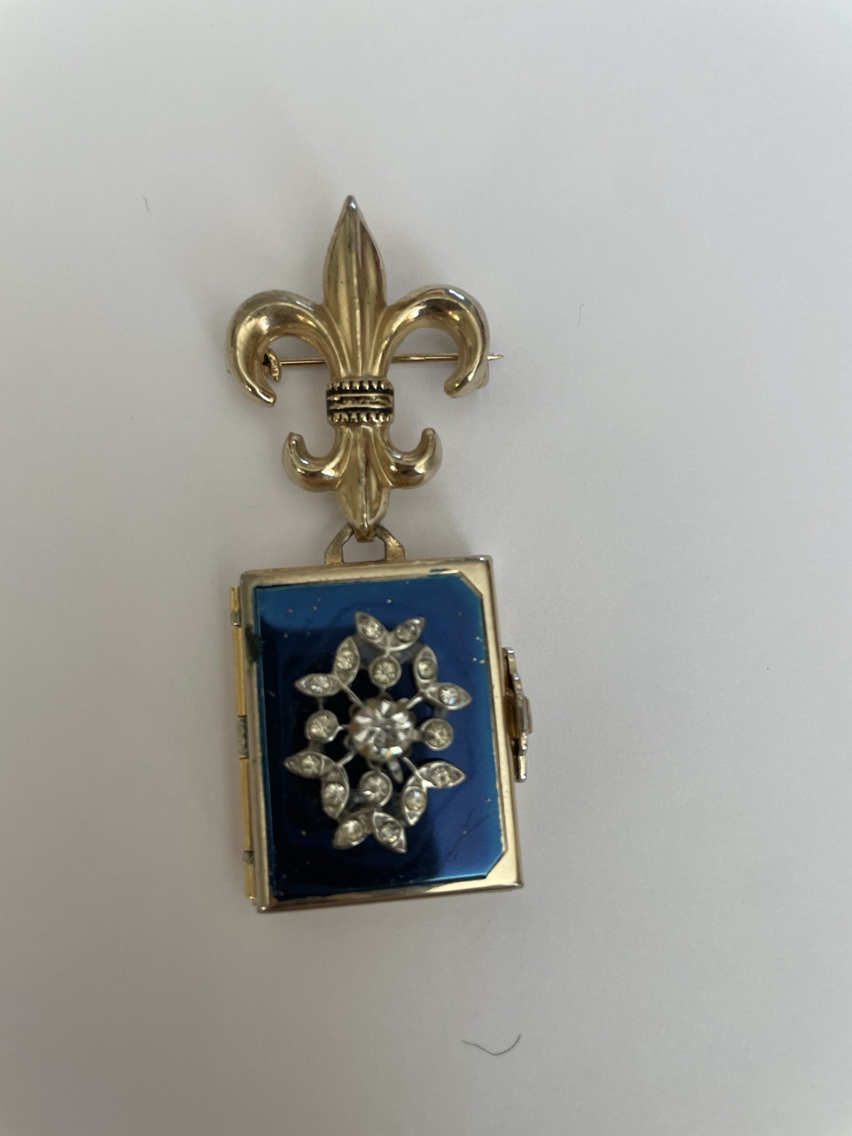 Vintage Pegasus Coro Fleur De Lis Expanding Photo Locket Brooch
