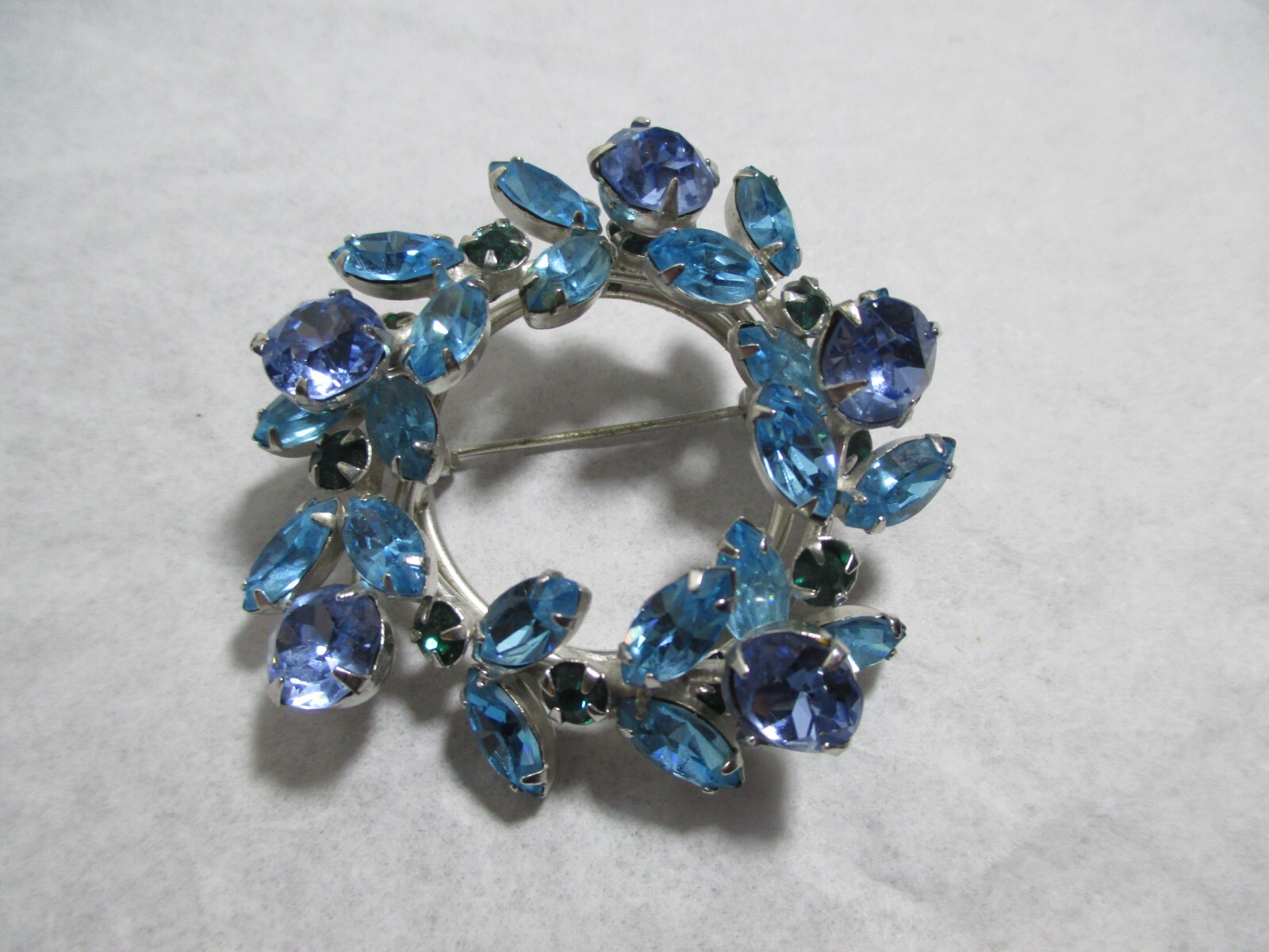 Vintage Weiss Light Blue & Teal Blue Rhinestone Round Brooch