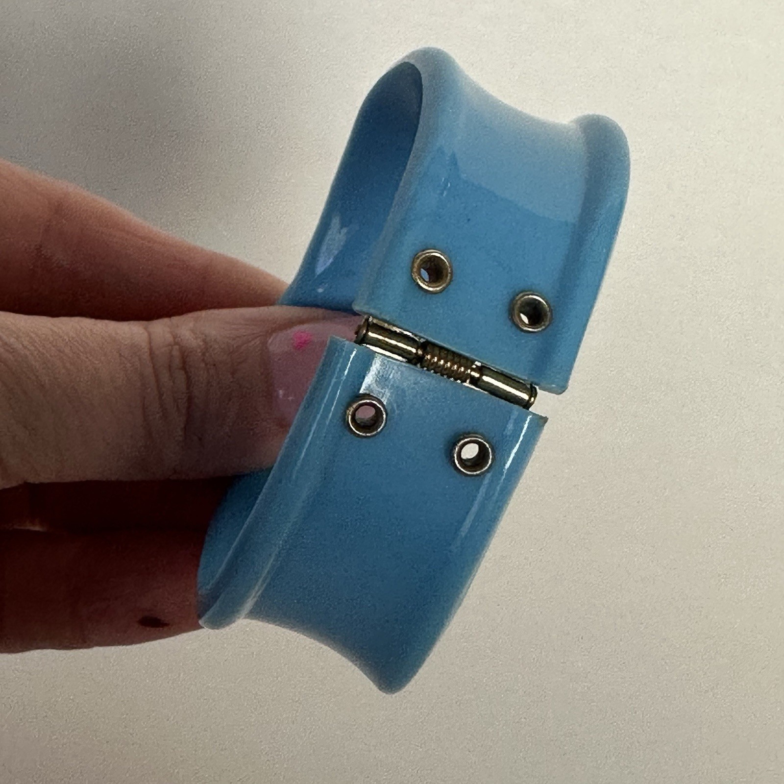 VTG Retro 60s 70s 80s Baby Blue Swirled Plastic Hinged Clamper Bracelet Bangle