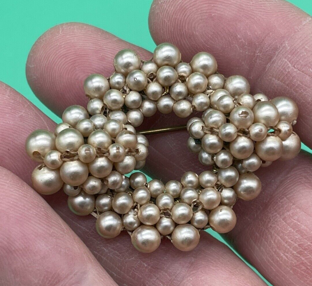 VINTAGE ART DECO 30s HASKELL INFLUENCE CLUSTER ECRU PEARL ON BRASS PIN BROOCH