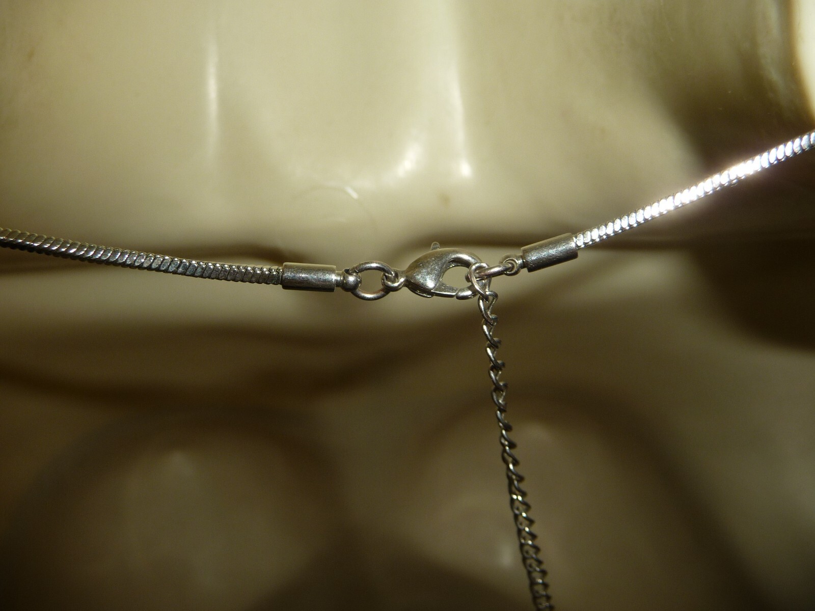 GWEN SIGNED 8″L SILVER TONE SNAKE CHAIN W 4″LTASSEL NECKLACE #24/7A