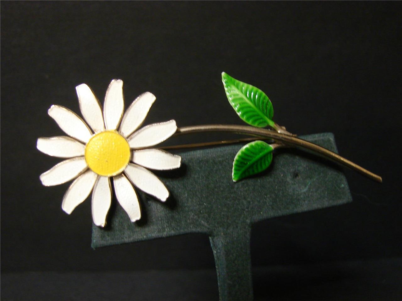 Vintage Retro Mod 60’s White & Yellow Enamel Metal Flat Petal Lazy Daisy Flower