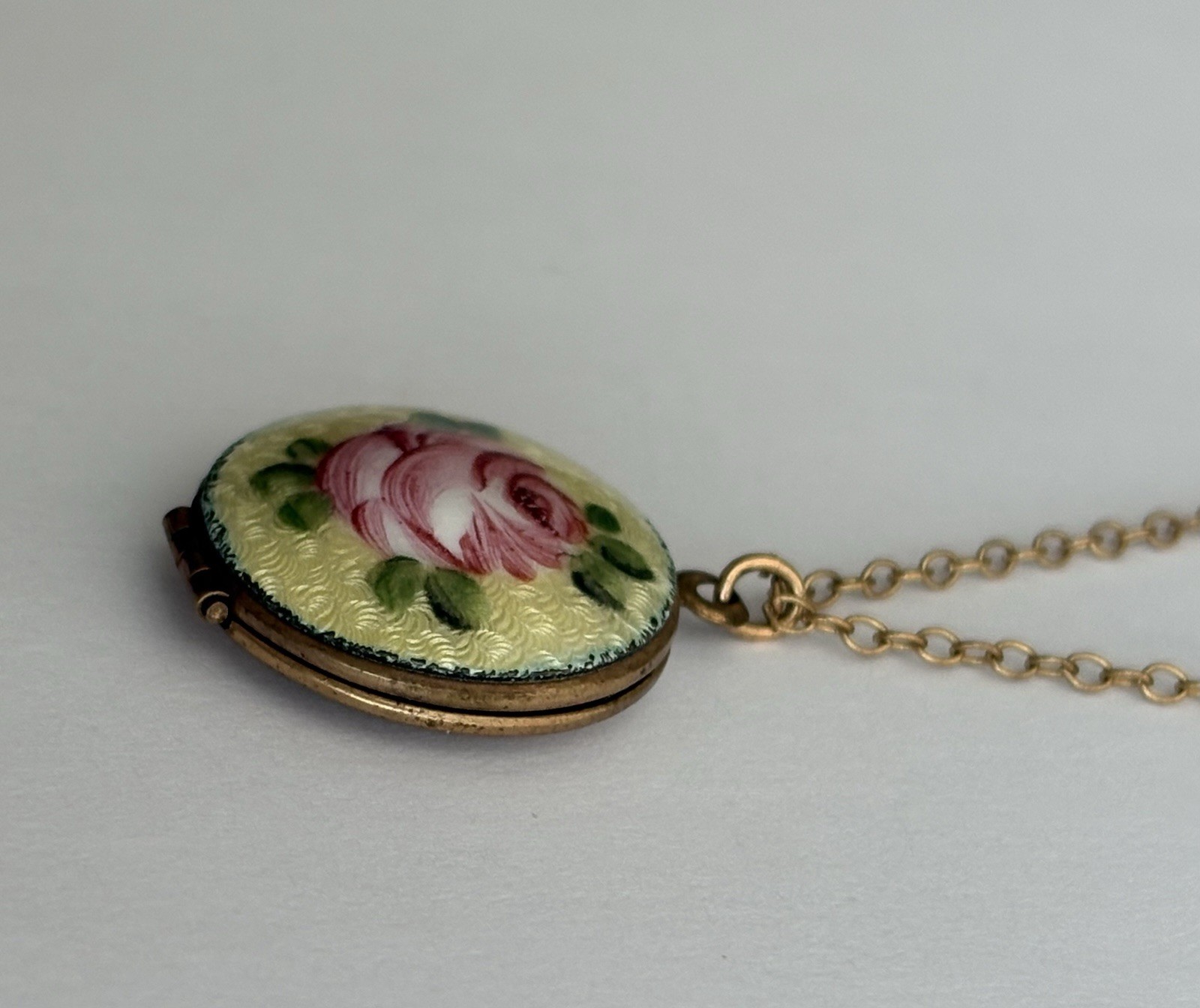 GOLD FILLED FRENCH ENAMEL ROUND LOCKET ROSE 18” NECKLACE 6.10 GRAMS VINTAGE