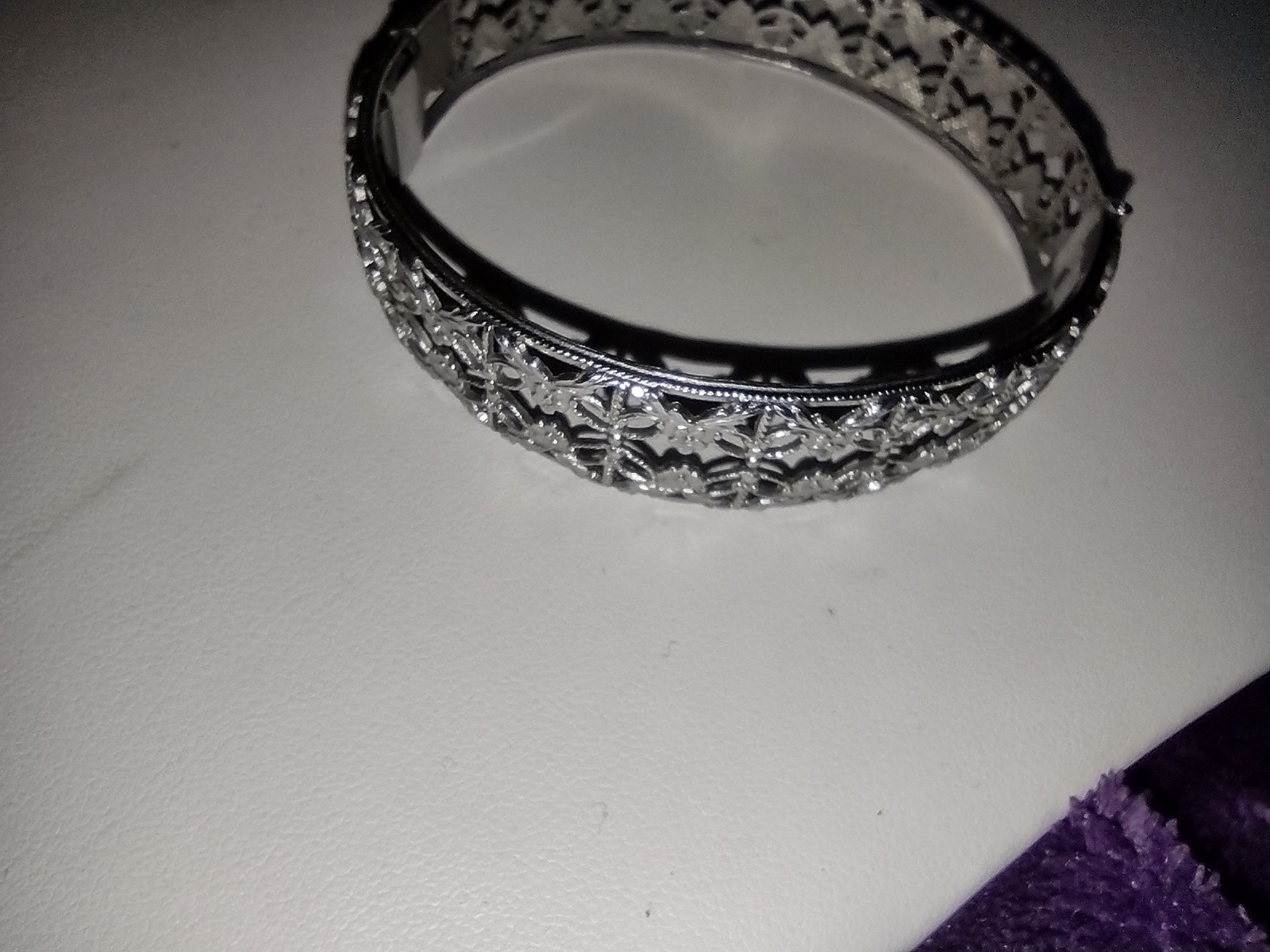 Vintage Silver Tone Hinged Open Work Light Weight Bangle Bracelet 7.25″