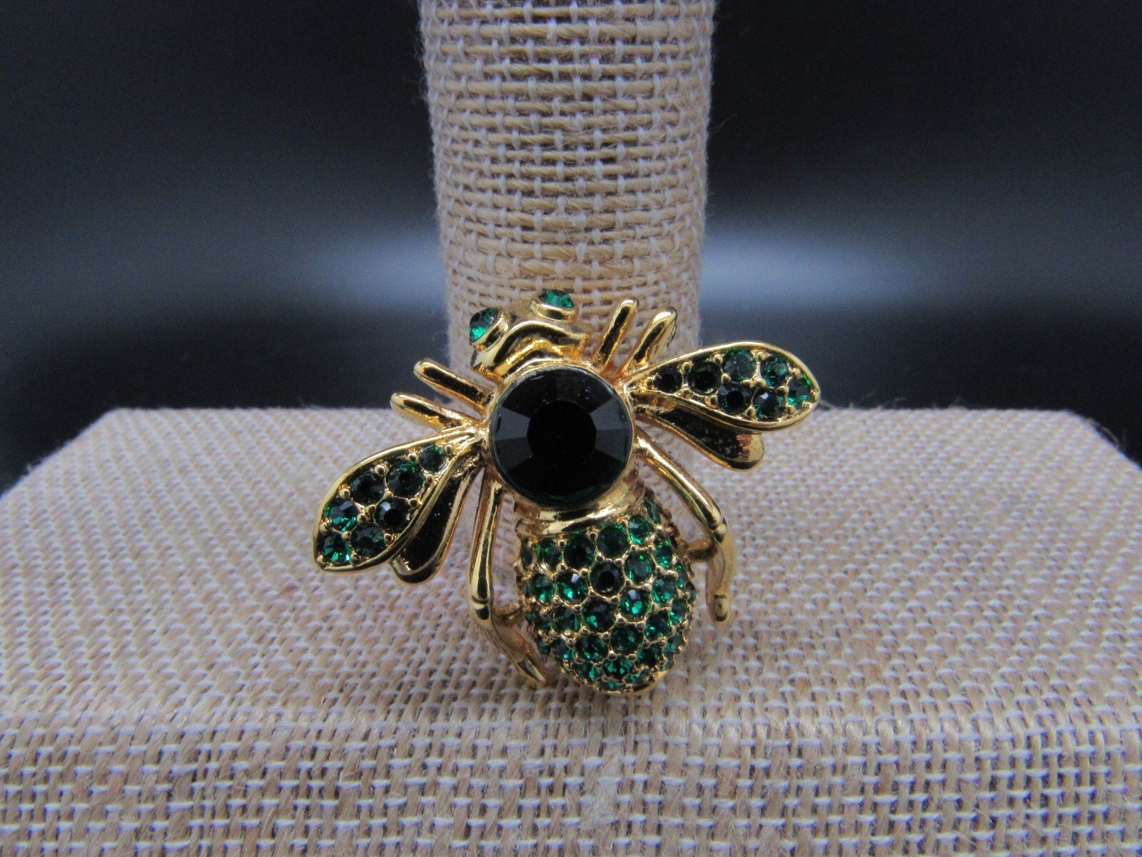 JOAN RIVERS MAY SWARVOSKI CRYSTAL EMERALD BIRTHSTONE BEE BROOCH PIN NEW