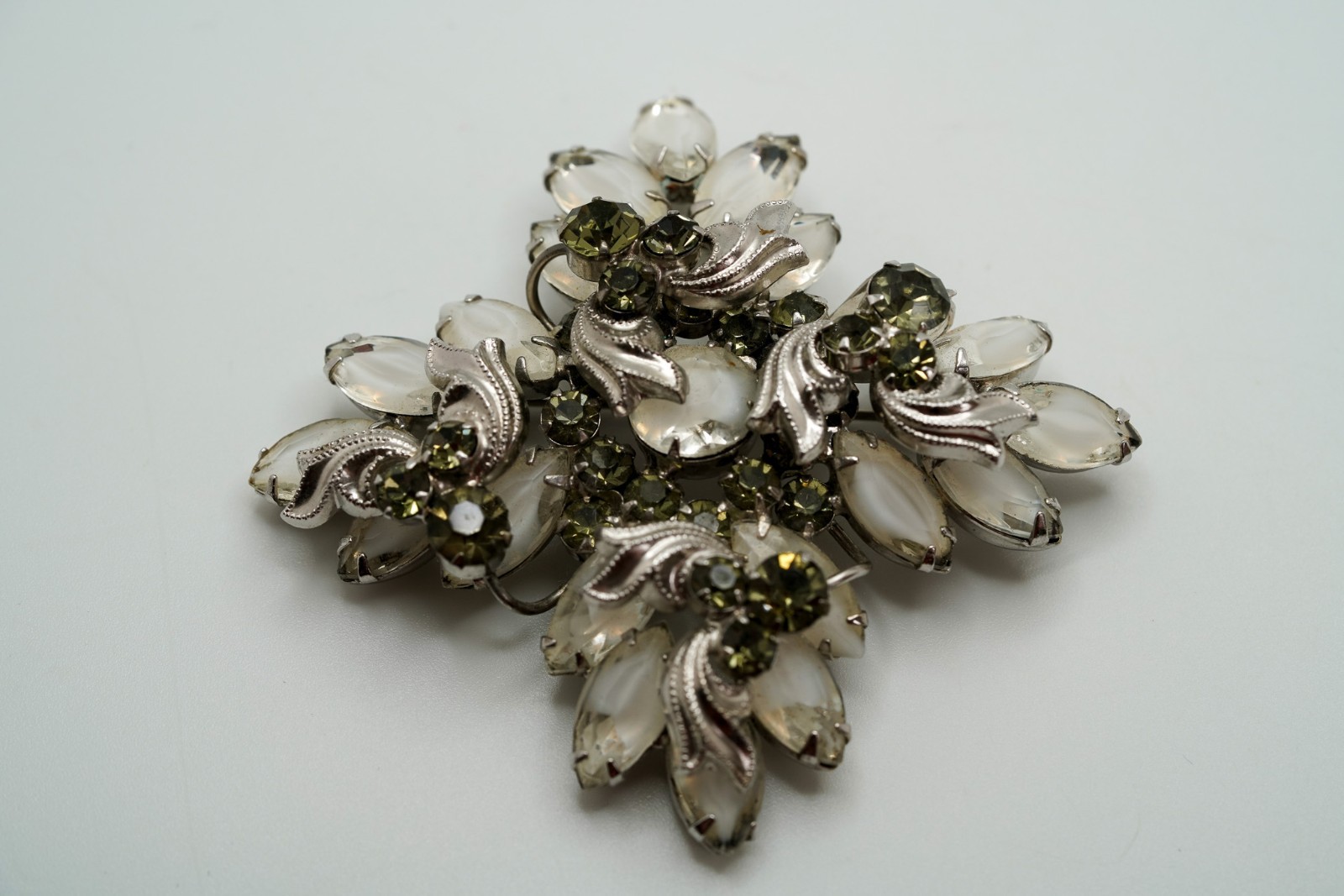 Vintage White Rhinestone Flower Brooch 5.5cm x 5.5cm JB45