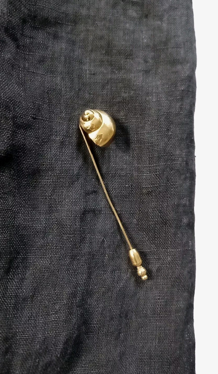 Vintage Crown Trifari Classic Figural Stick Pin, Sculptural Golden Sea Shell 3″