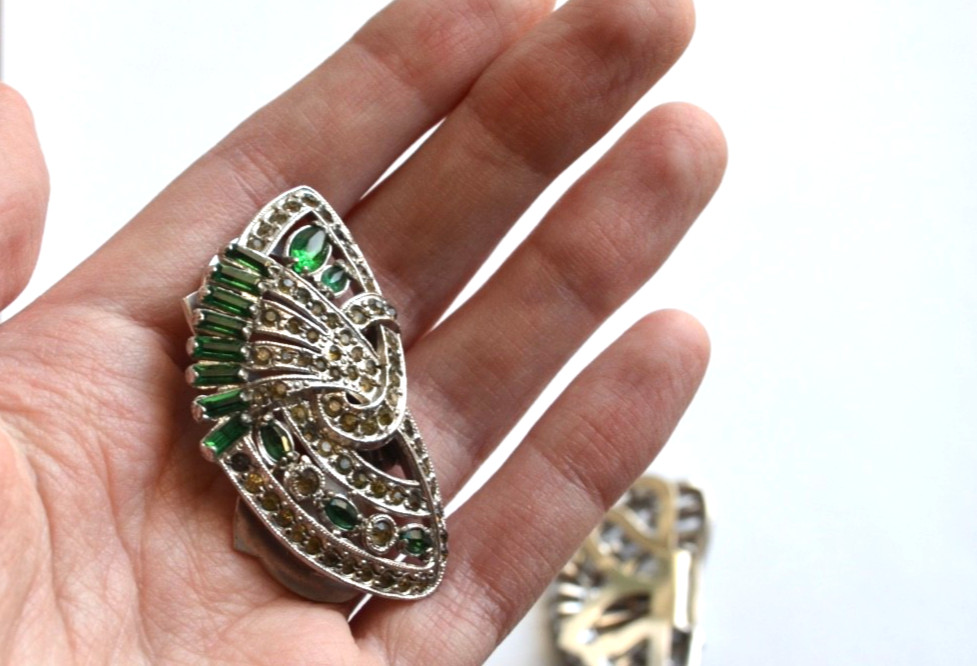 Beautiful Pair Of Art Deco Silver Tone Rhinestone Fur Dress Clip Emerald Green