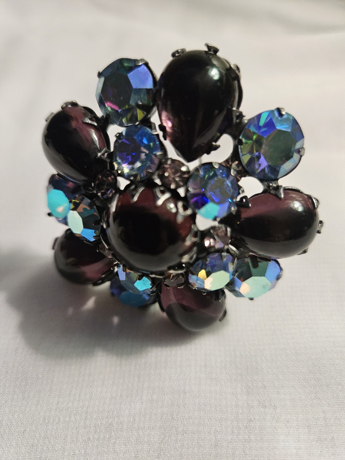 1950s VINTAGE REGENCY MID-CENTURY BLUE/PURPLE GIVRE GLASS DOMED BROOCH