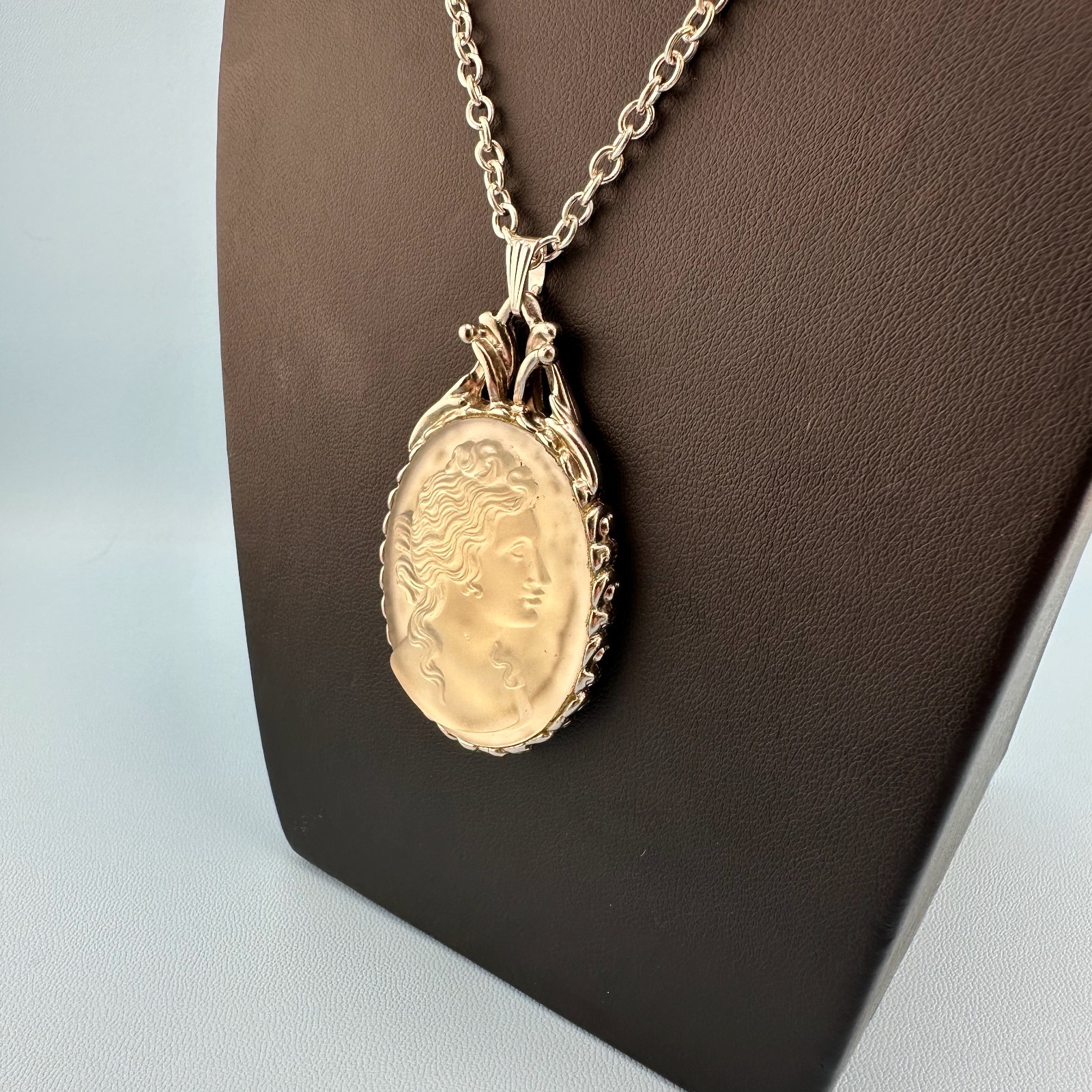 Vintage Frosted Opaque Glass Cameo Pendant Necklace Silver Tone Off White 28″