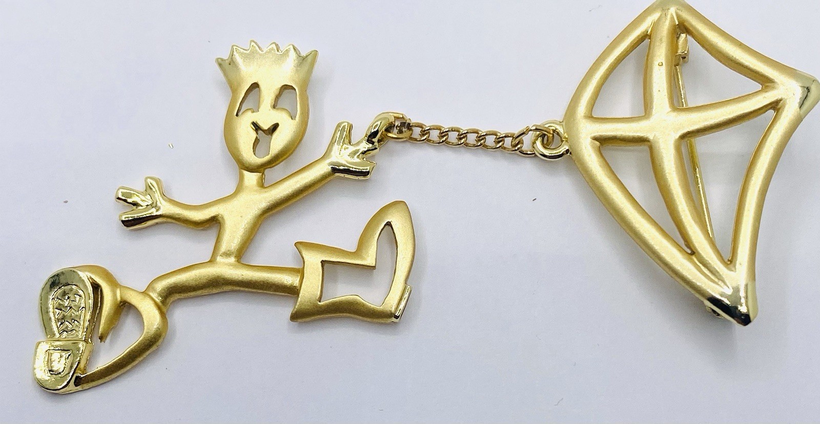 Vintage Gold Toned Boy Fly A Kit Brooch Pin Unbranded E3