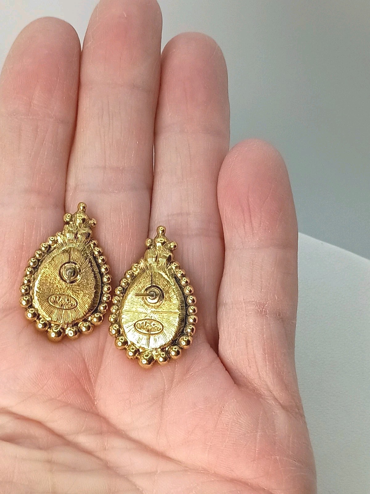 Vintage Napier Stud Earrings Gripoix Glass Cabochon Merlot Teardrop Pearl 1.25″