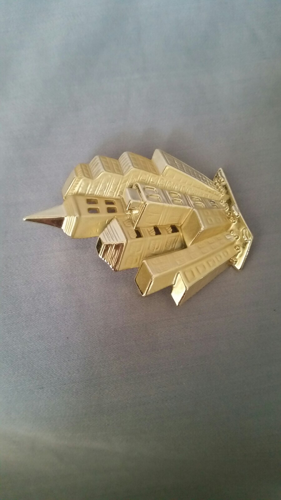 AJC VTG BROOCH PIN Gold tone City 3D Perspective NYC Buildings 2.25″ H x 1.75″L