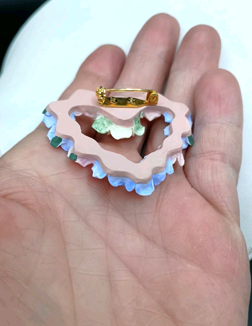 Vintage Avon HEARTS and ROSES Brooch Pin Porcelain Pastel Flowers 2″