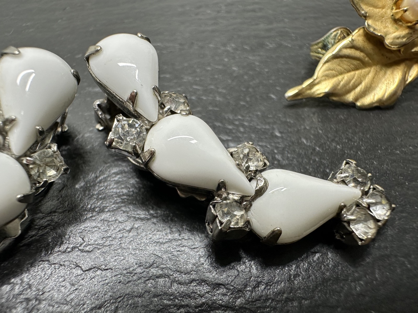 FIVE PAIR OF VINTAGE CLIP EARRINGS, DIFFERENT STYLES N12