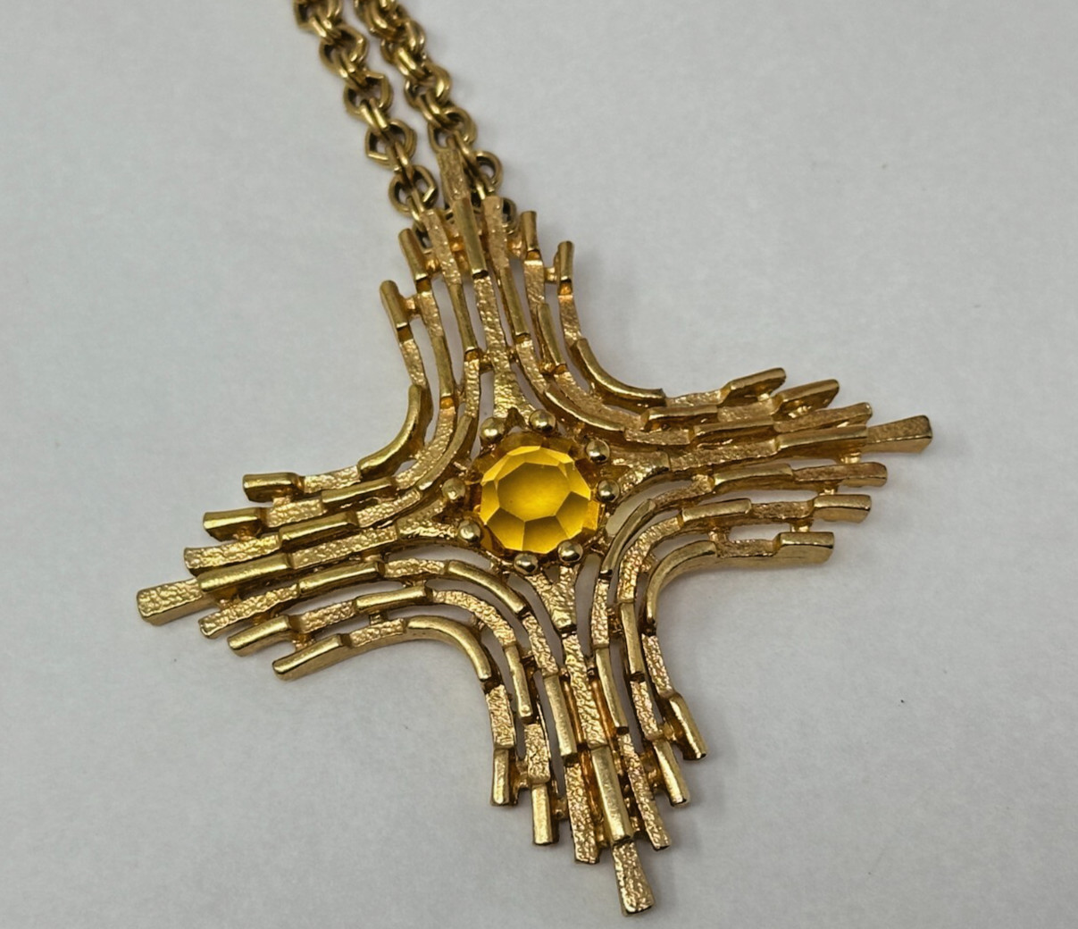 Vintage 1978 Sarah Coventry Goldtone OMEGA Maltese Cross Pendant 24″ Necklace