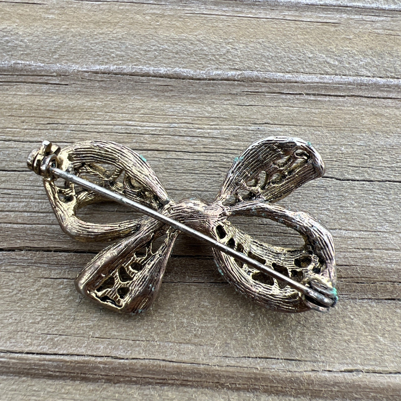 Vintage Gold Tone Filigree Bow Brooch Pin￼ Faux Pearl Center Ribbon Pin Jewelry