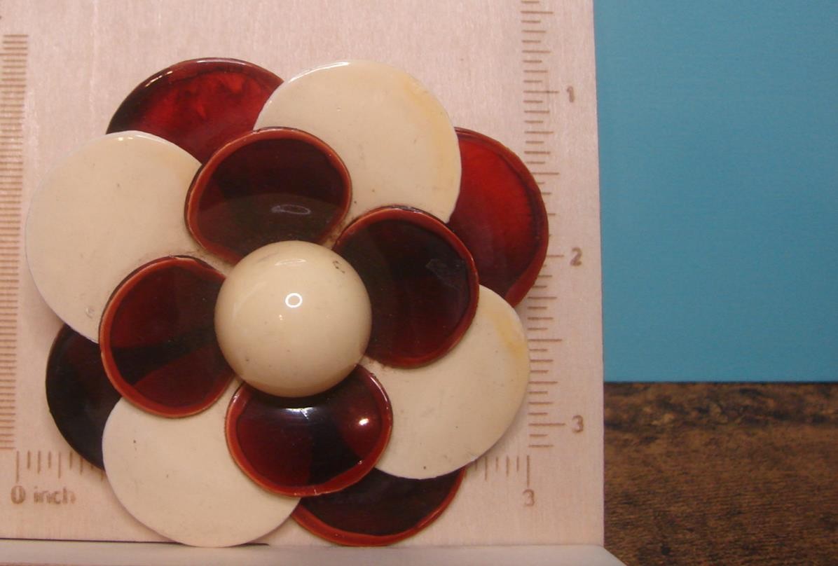 Vintage Retro Hippy Mod 60’s White & Brown Enamel Flower Pin Brooch