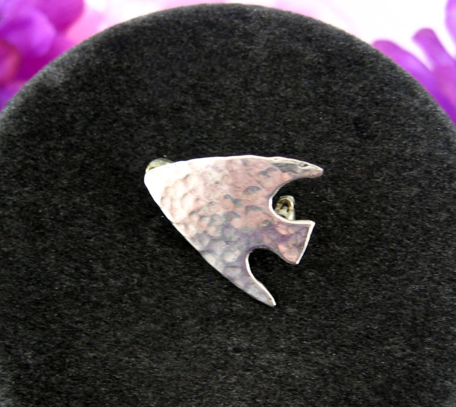 Hand Hammered ARROWHEAD PIN Vintage Small Brooch Silvertone Handcrafted 7/8″