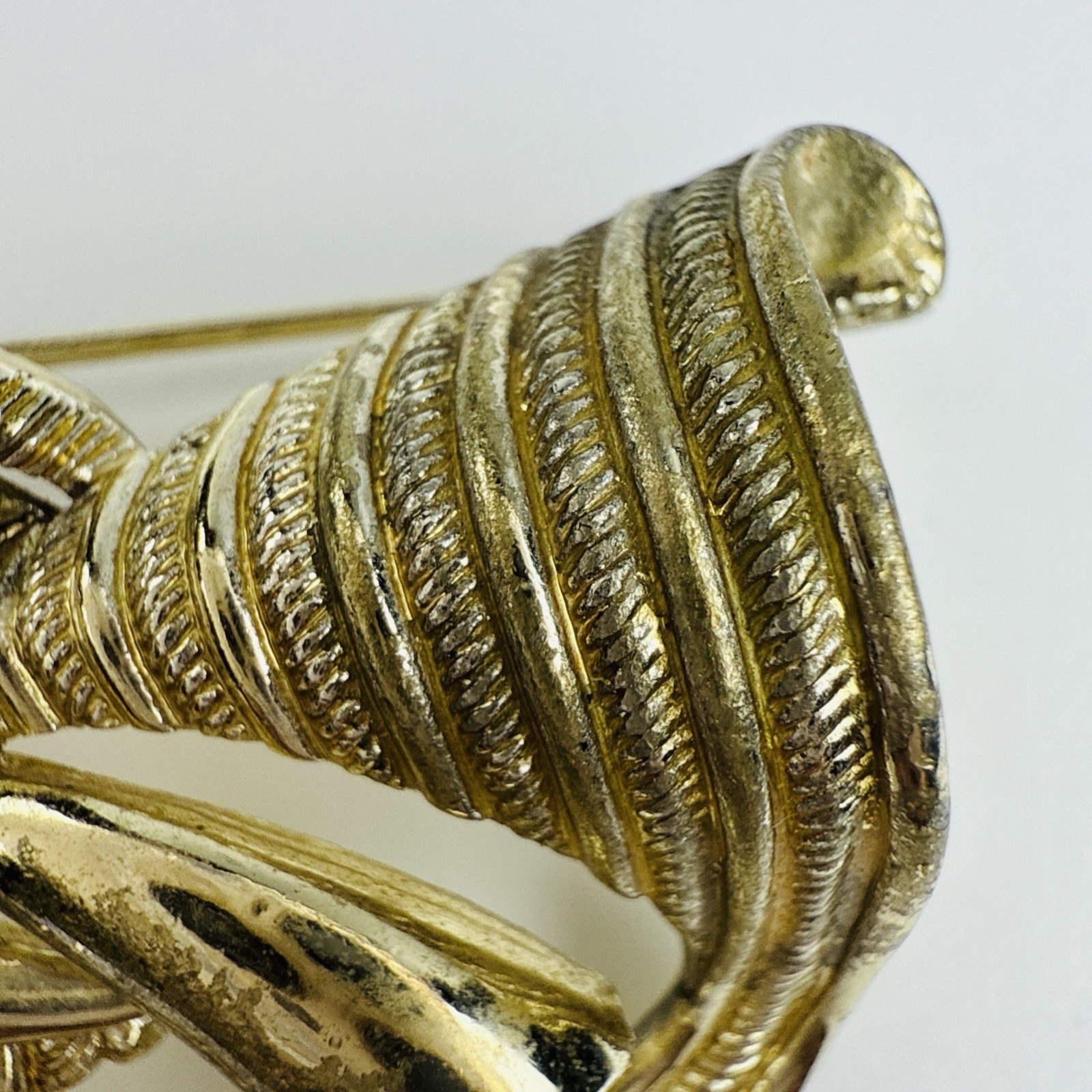 Vintage Gold Tone Brooch Textured Flowy Ribbons Unbranded 2”