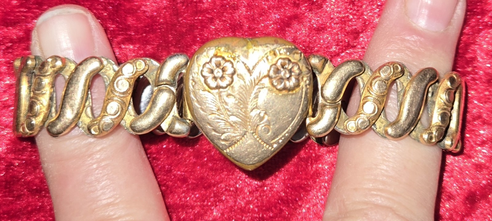 Vintage 1940’s Co-Star sweetheart Heart expanding bracelet excellent condition.