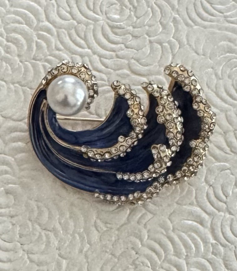 Vintage style wave brooch enamel on metal