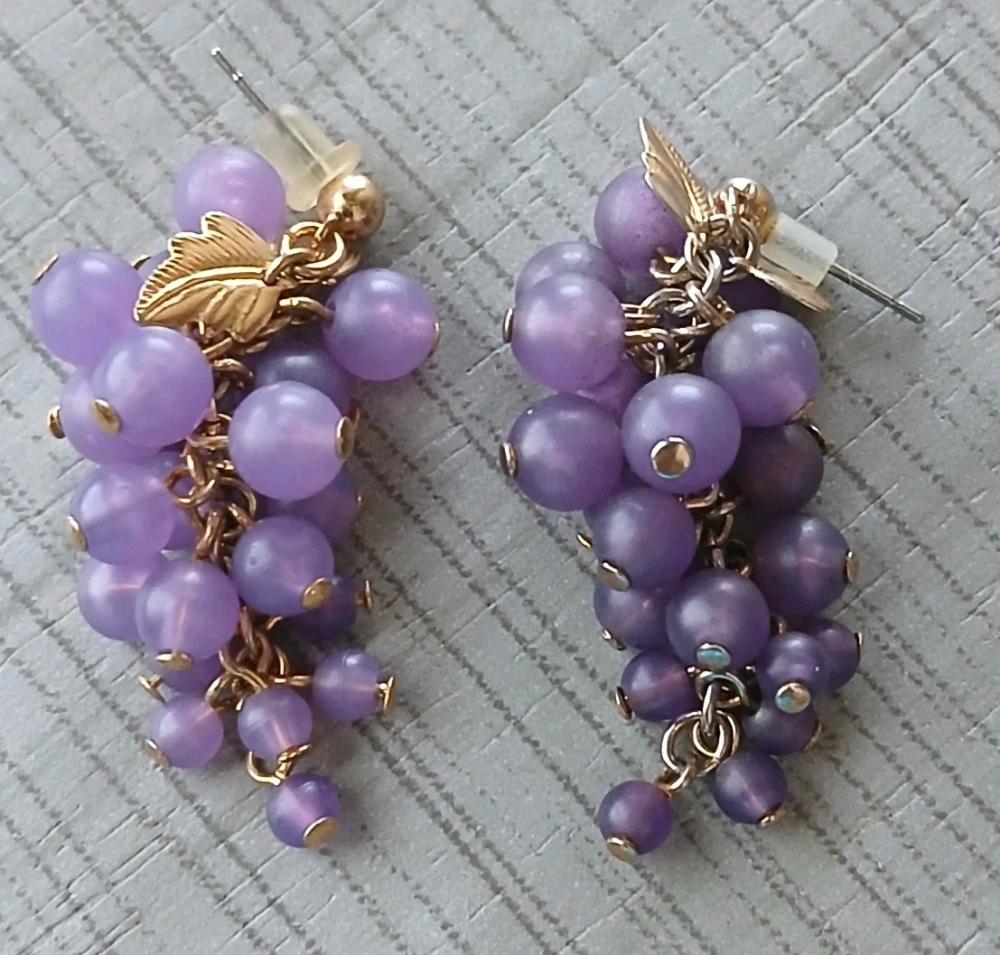 Vintage Purple Grape Cluster Dangle Pierced Earrings Goldtone Leaves