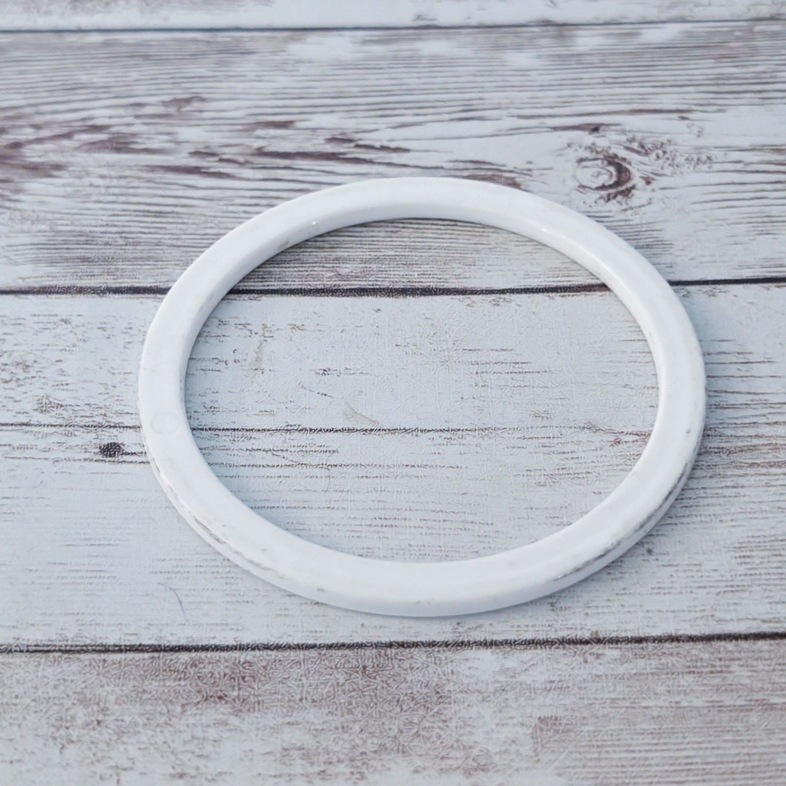 Vintage Off White Plastic? Bangle – Condition Issues