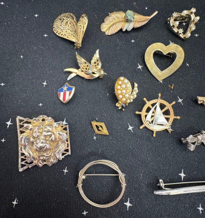 VTG Metal Pins Lot Of 18 Hearts,Stars,Flowers Mostly Gold Color