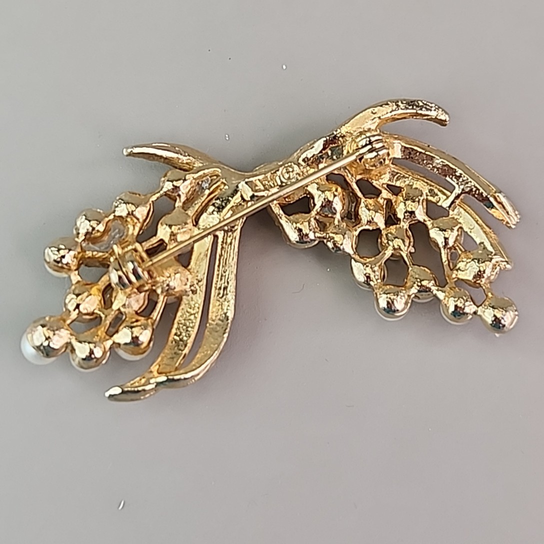 Vintage Arthur Pepper Brooch Imitation Pearls Brushed Gold Tone Ribbons Art 2″