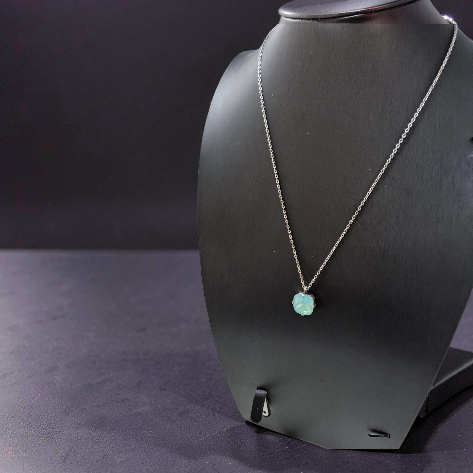 Vintage Kriker de Jewelry Co Beautiful Moonstone 9.5″ necklace.