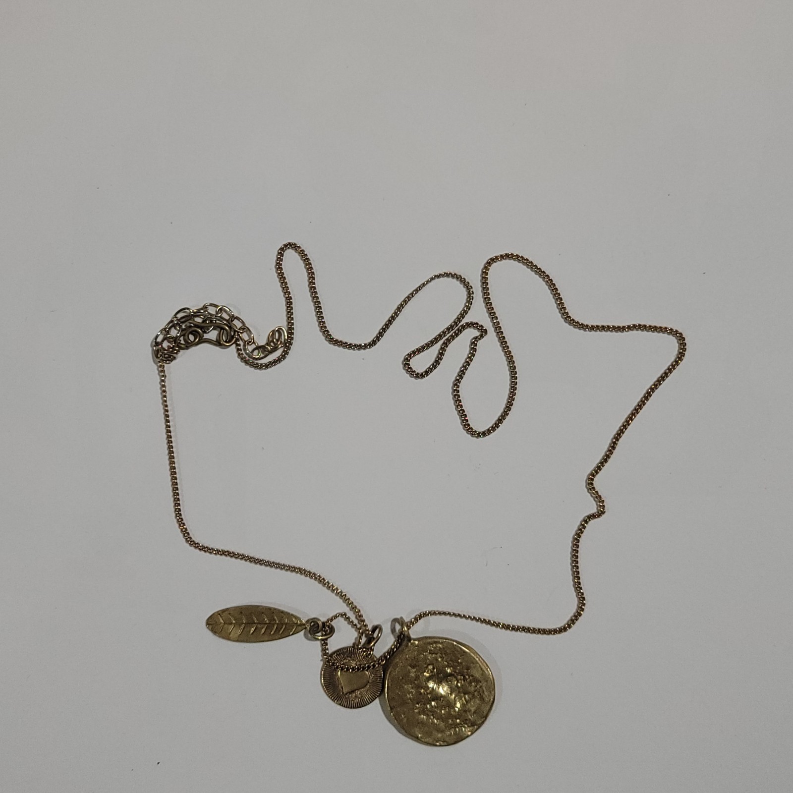 Vintage Gold Tone Minimalist Dainty Charms Necklace Hammered Disc Leaf Coin 18″