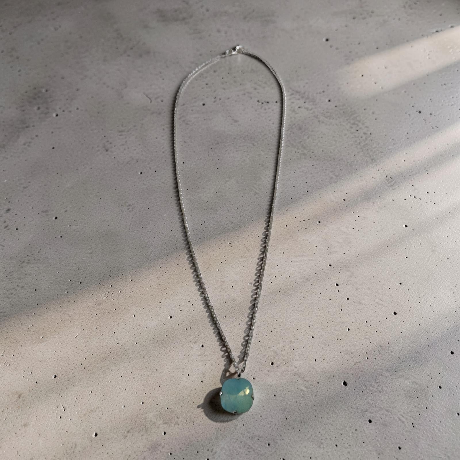 Vintage Kriker de Jewelry Co Beautiful Moonstone 9.5″ necklace.