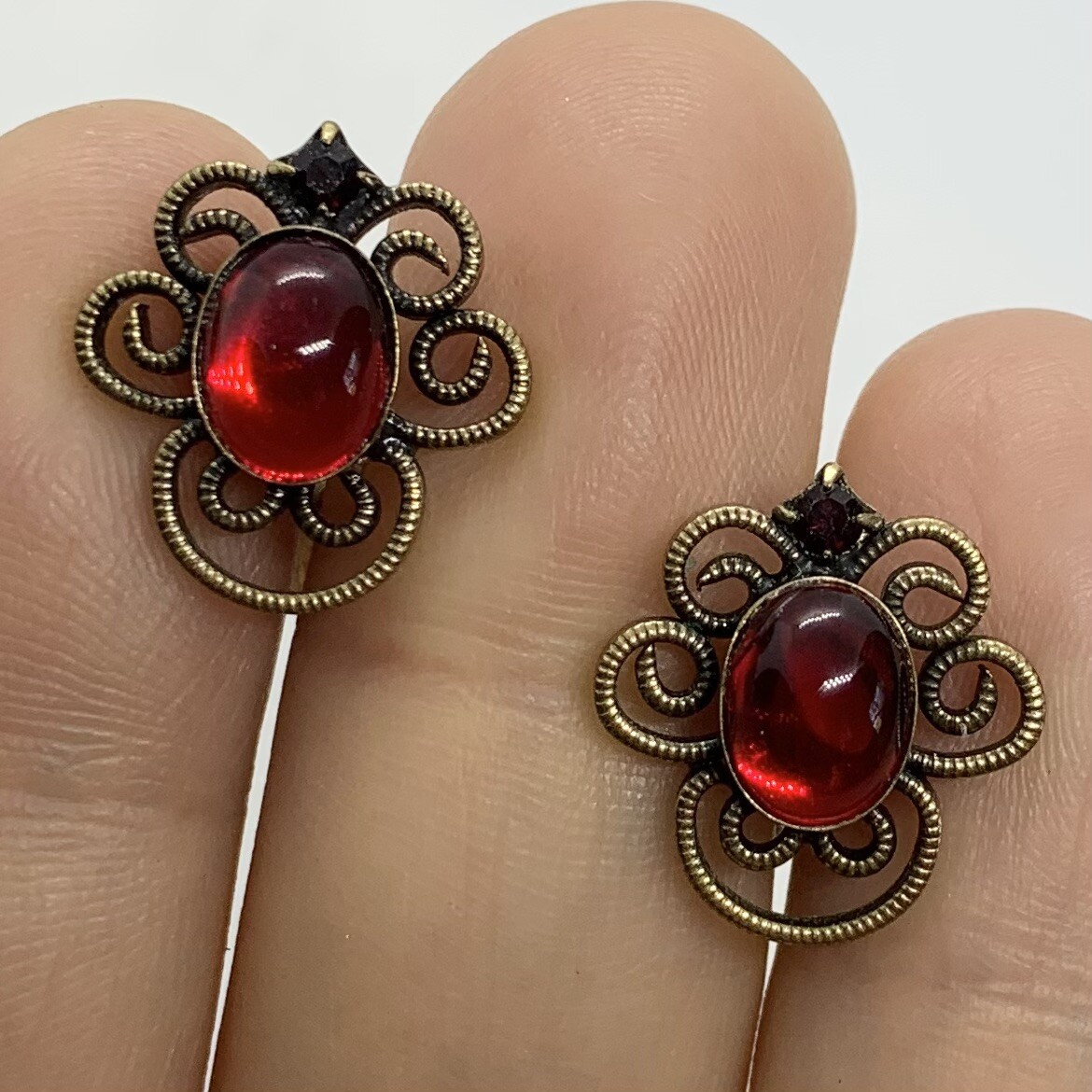 VTG RED GRIPOIX GLASS CABOCHON GOLD FILIGREE NOUVEAU EARRINGS CLIP-ON 5/8”
