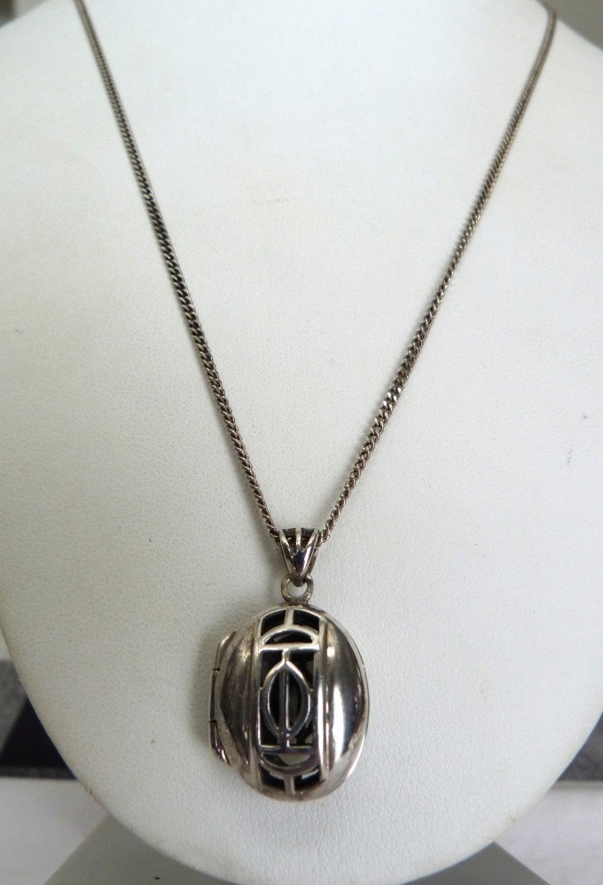 KIT HEATH KH CELTIC DESIGN CUT OUT STERLING SILVER OPENING LOCKET CHAIN NECKLACE