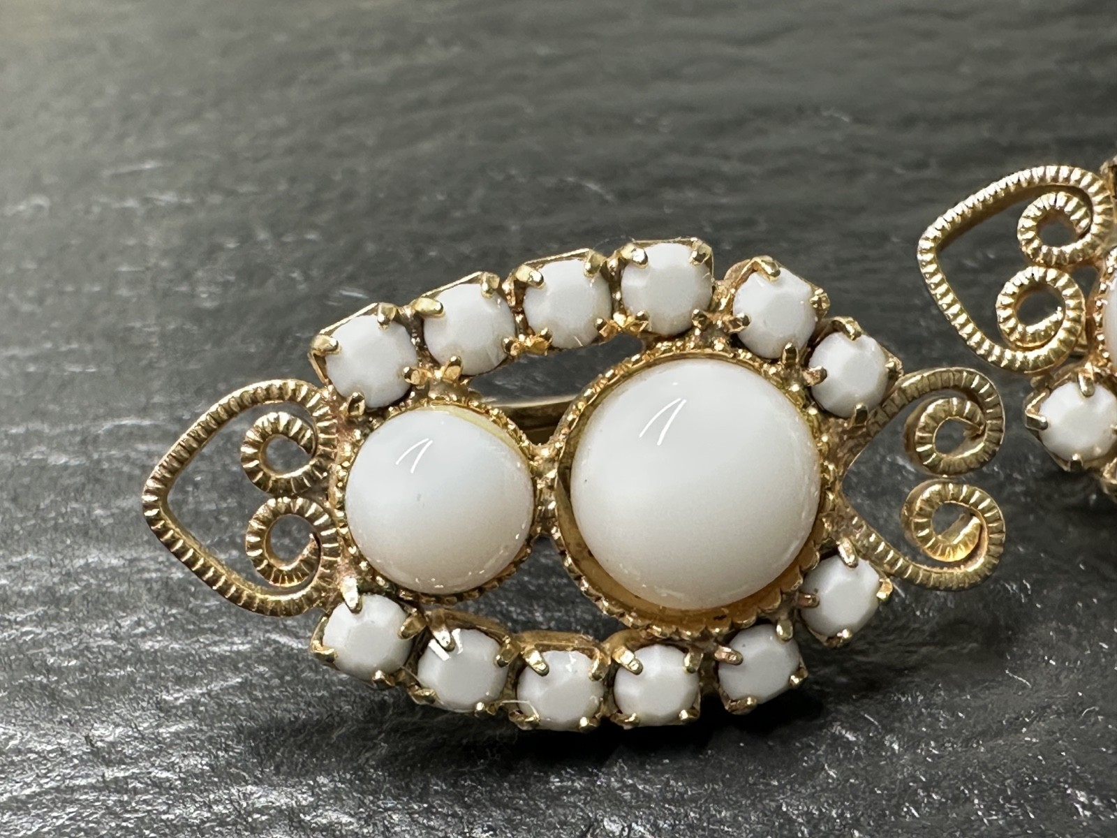 FIVE PAIR OF VINTAGE CLIP EARRINGS, DIFFERENT STYLES N12