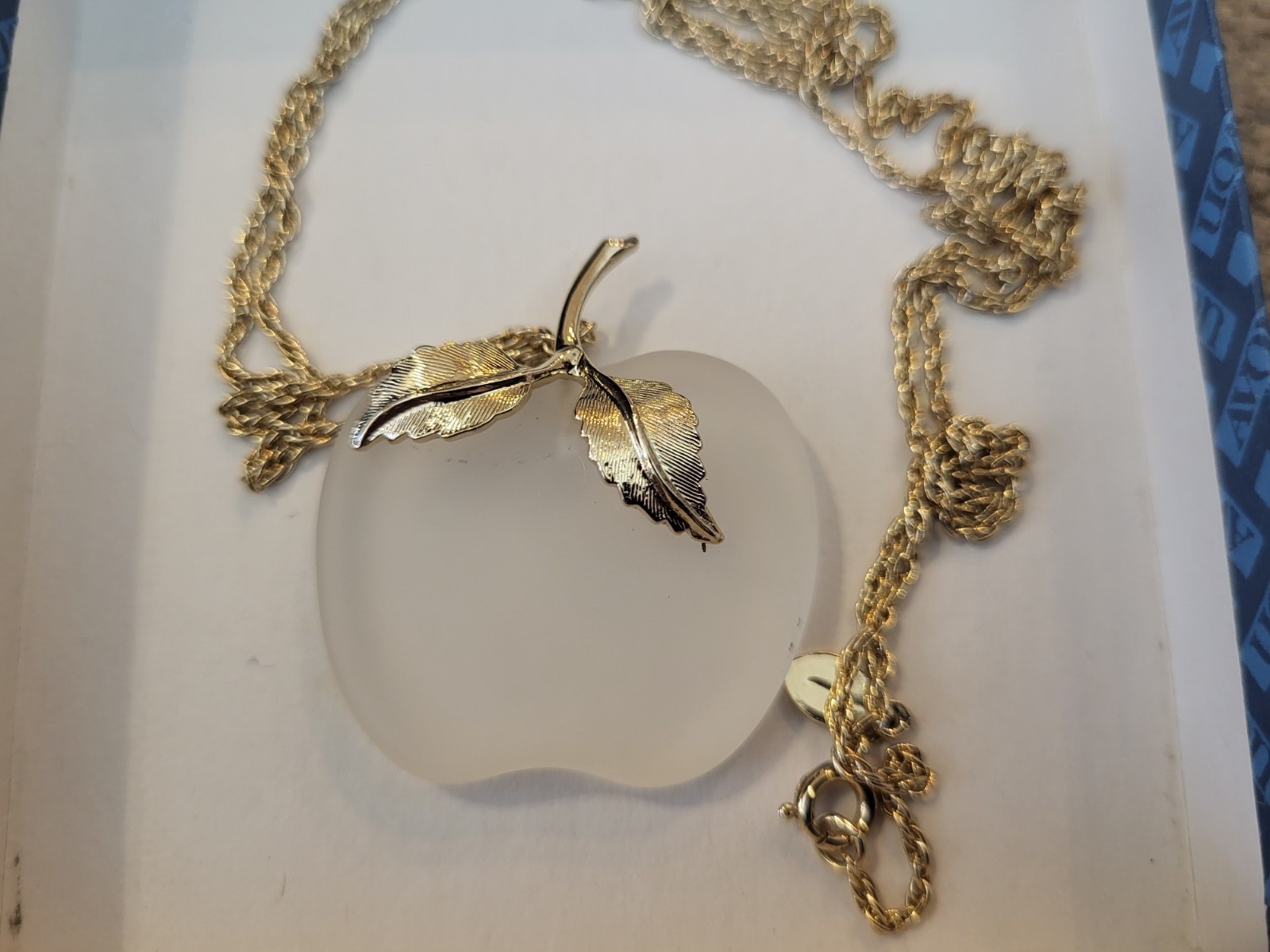 Vintage Avon Frosted Lead Crystal Apple Pendant Necklace 1978 in Box