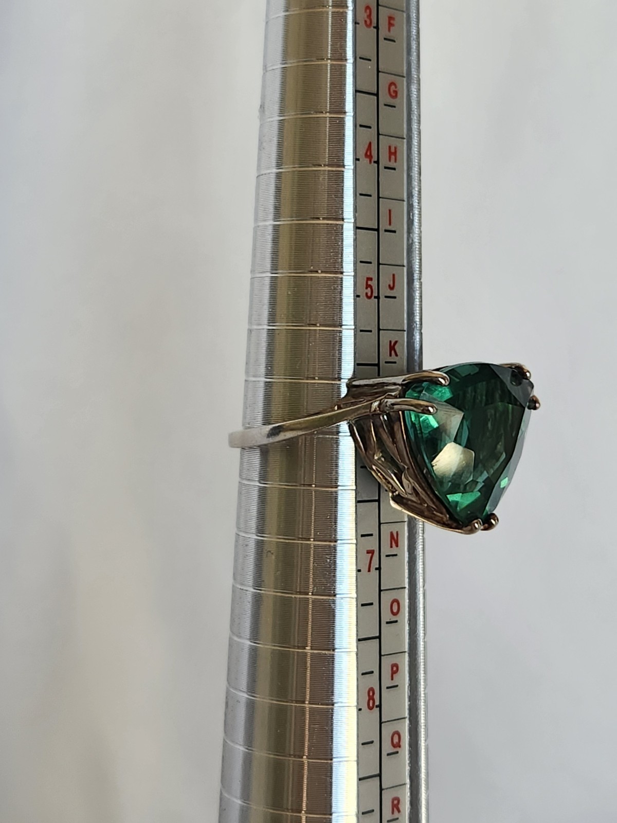 VINTAGE Sterling Silver 925 Trillion Cut Green EMERALD – SIZE 6