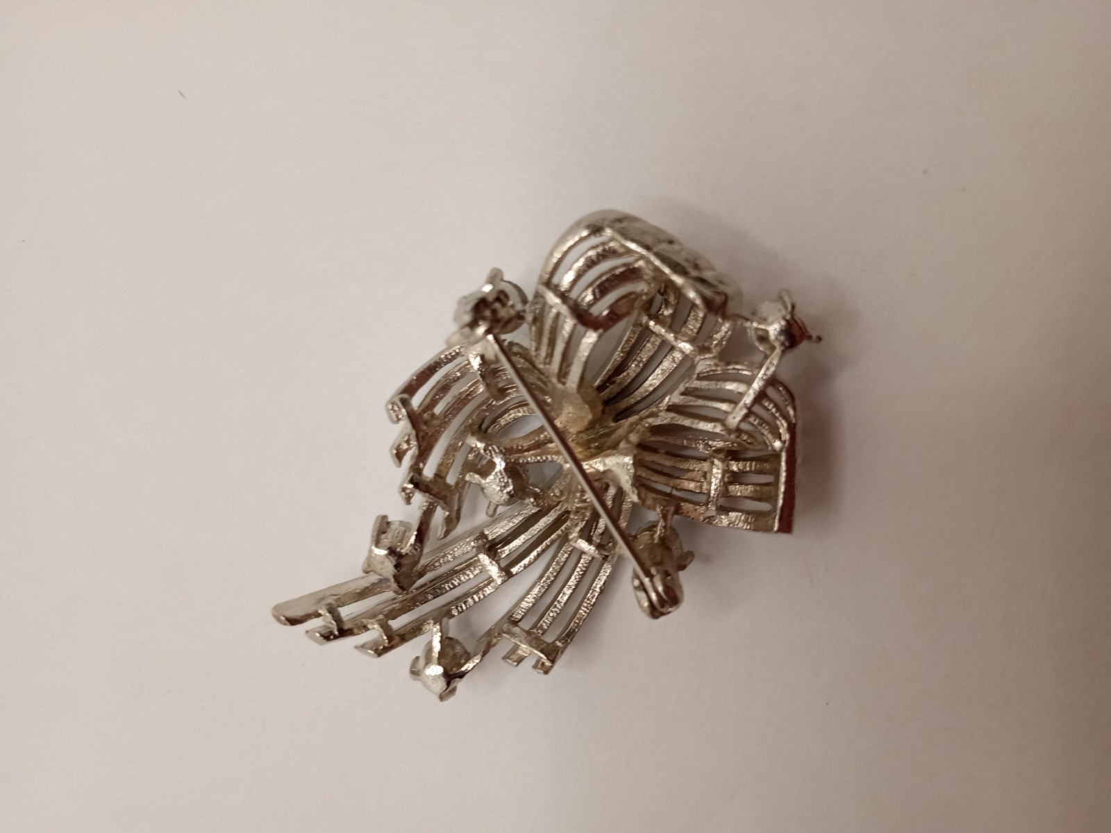 Vintage Signed Lisner Silver Tone Rhinestone Swirl Ribbon Brooch Pin