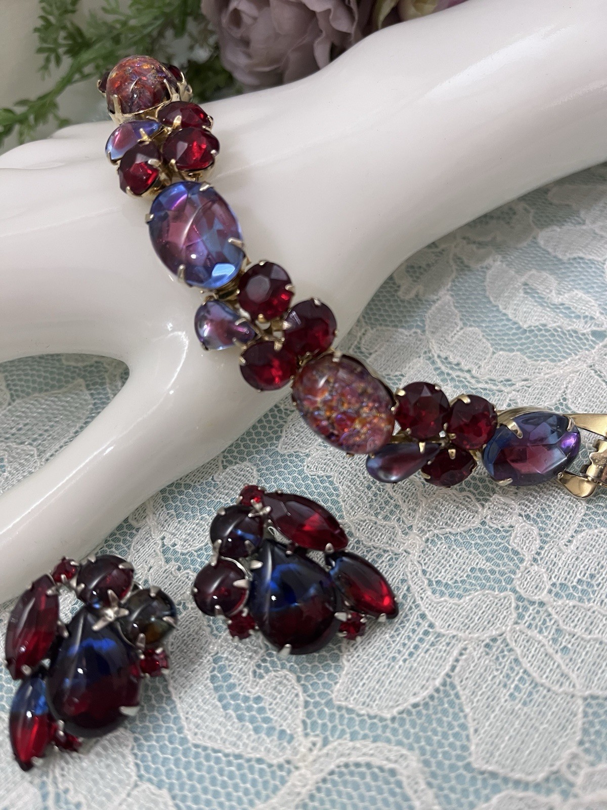 VINTAGE GOLD-TONE RUBY RED IRIDESCENT RHINESTONE LINK BRACELET & CLIP EARRINGS