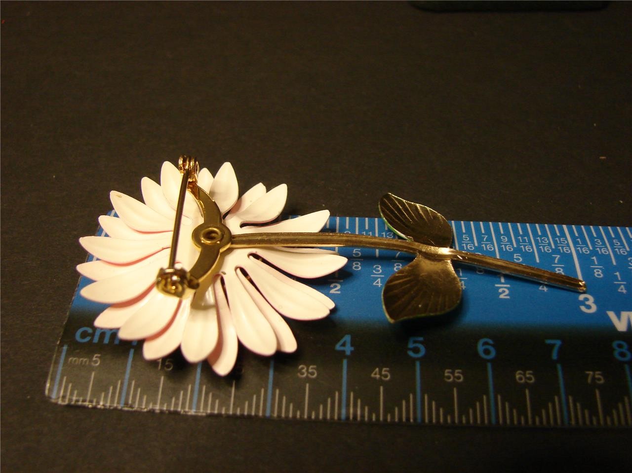 Vintage Retro Mod 60’s Pink & Yellow Enamel Metal Daisy Flower w Stem Pin Brooch
