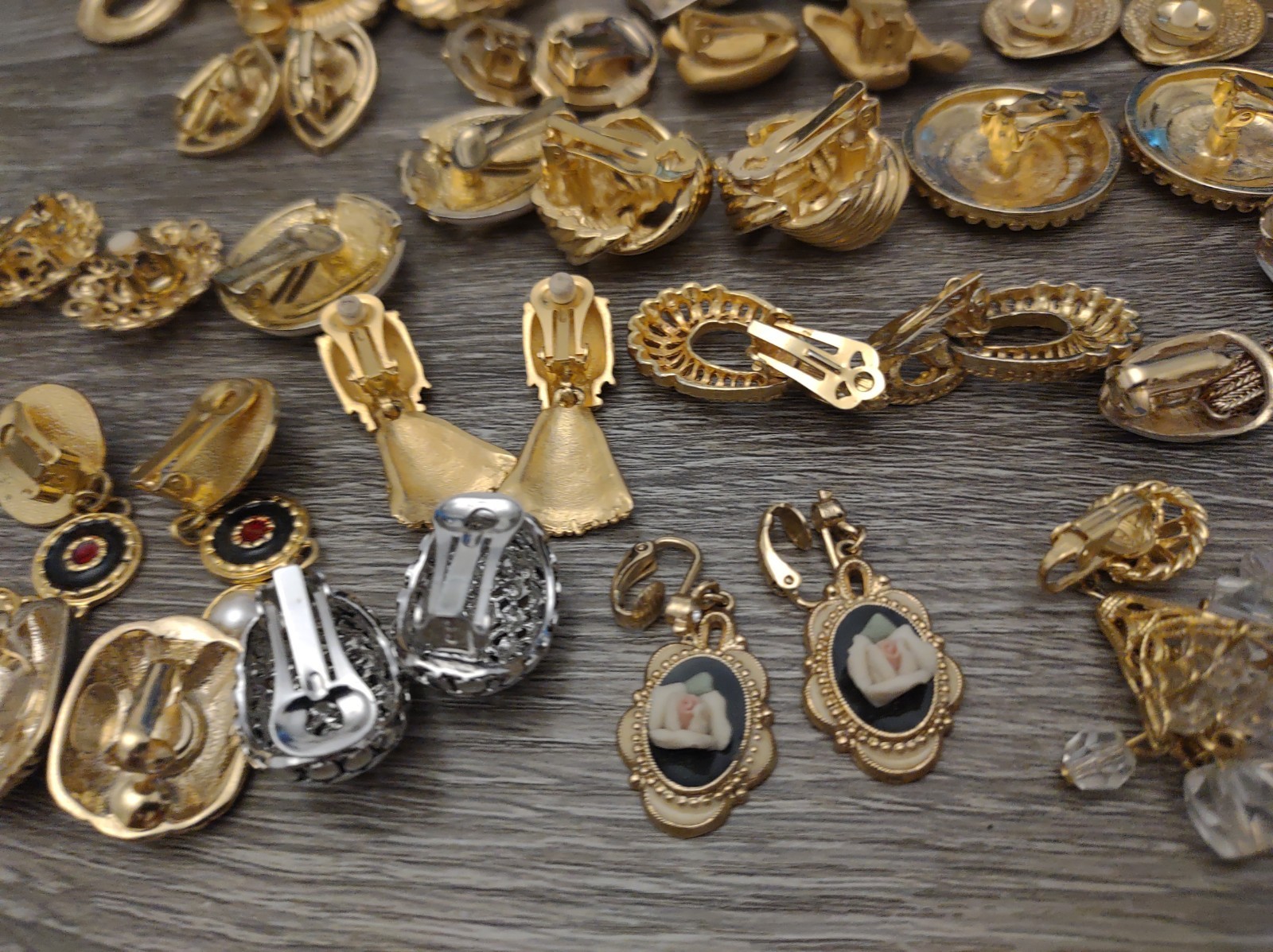 Estate Lot Costume Fashion Clip On Earrings Lot 20pr Mod Gold Tone Pretty Mix