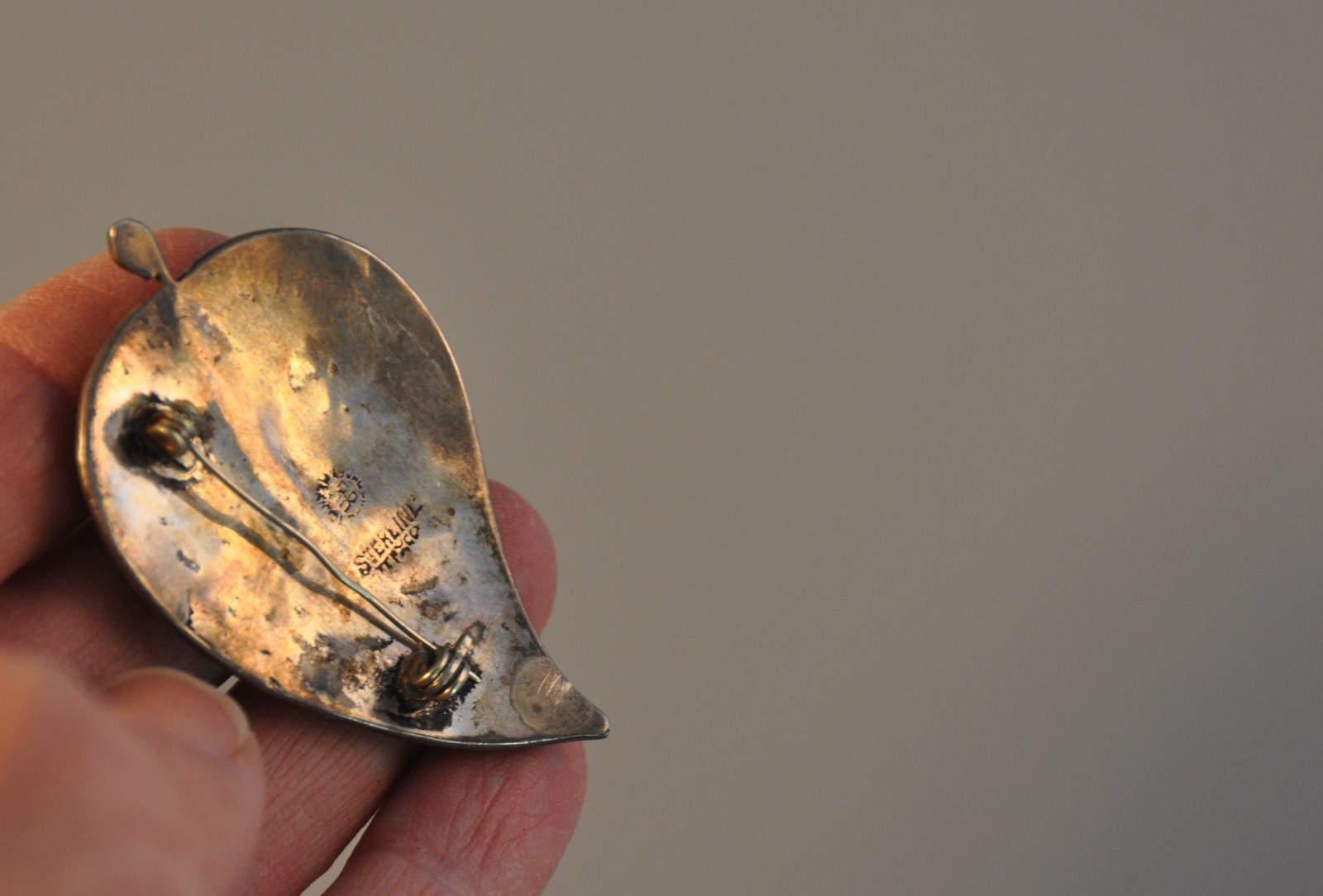 VINTAGE SILVER PIN BROOCH – 925 TAXCO MEXICO – INLAID ABALONE LEAF 2 1/4″ LONG