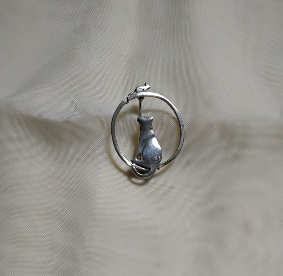 VINTAGE SMALL Sterling Silver Cat & Mouse In Circle Brooch Pin About 1 1/2 inch
