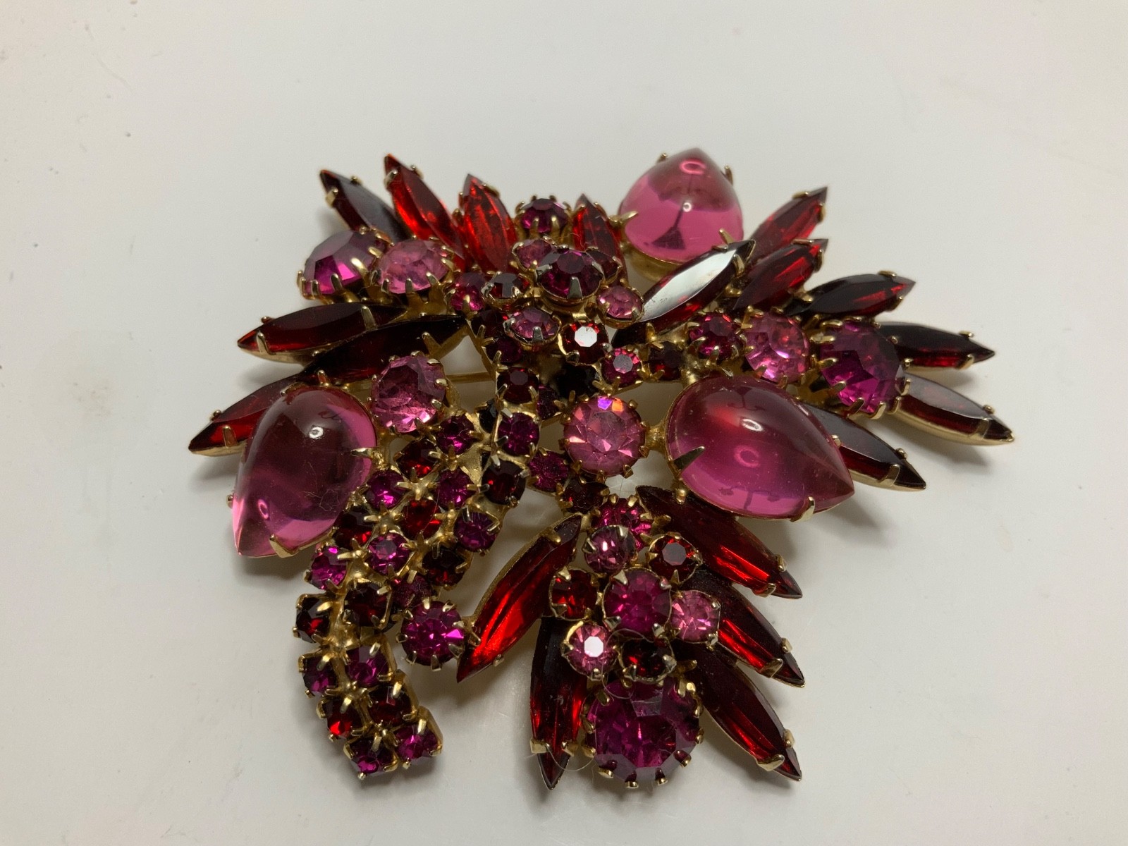 BEAUTIFUL VTG RED,PINK,FUCHSIA GLASS CABOCHON RHINESTONE BROOCH AND EARRINGS SET