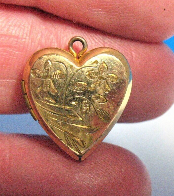 GOLD FILLED HEART LOCKET 2 FLOWERS 1.3 GRAMS 15 MM J-536